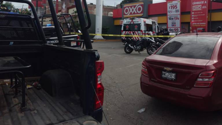 Al llegar los elementos de la Policía Estatal y municipal acordonaron el área y auxiliaron a la menor, donde solicitaron la presencia de paramédicos de Cruz Roja.