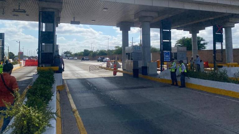La caseta Cuatro Caminos, en Guasave, ha sido liberada del cobro de peaje, pero agricultores harán bloqueos.