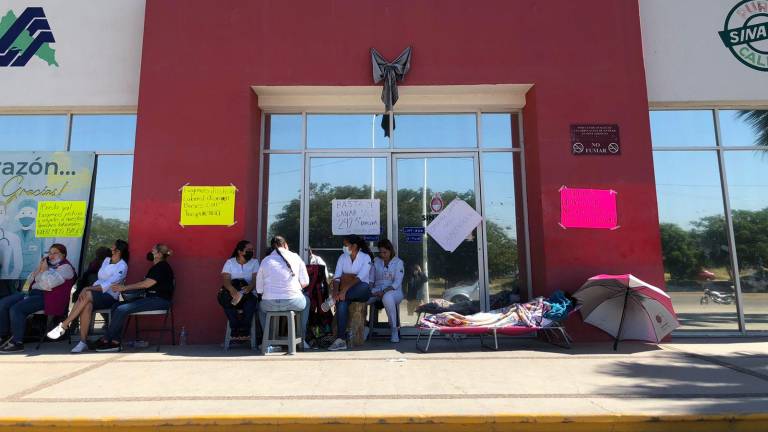Trabajadores de la salud permanecieron afuera del Hospital de la Mujer en Culiacán.