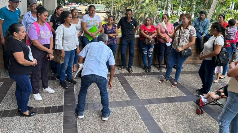 Familias desplazadas por la violencia en Sinaloa y Chihuahua se manifiestan en Palacio de Gobierno.