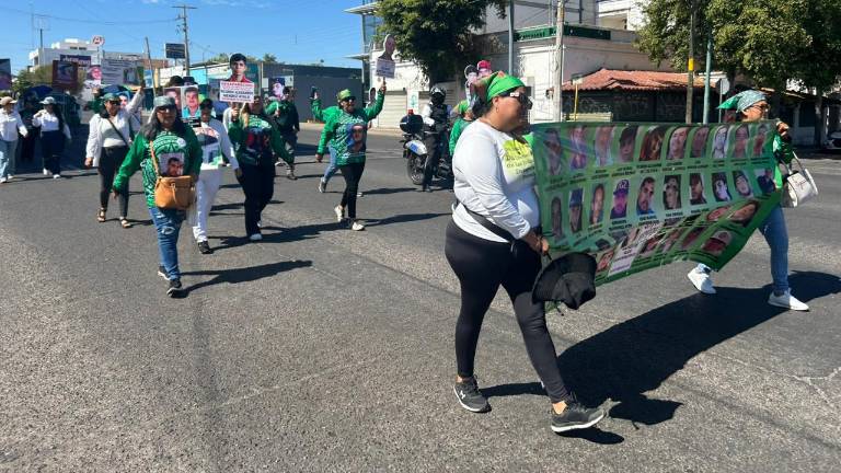 Integrantes de colectivos de búsqueda recorrieron este domingo las calles de Culiacán durante la Marcha de la Dignidad Nacional.