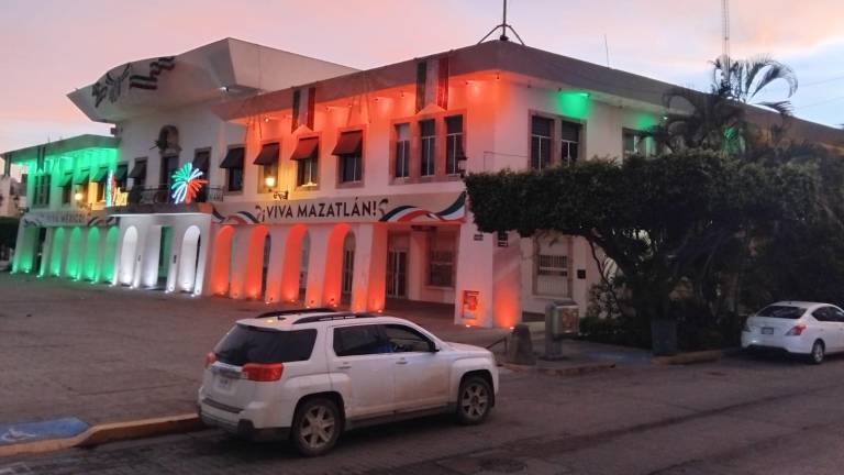 El Palacio Municipal luce iluminación y adornos con los colores patrios previo a las celebraciones del 15 de septiembre.