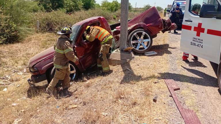 El conductor perdió el control de su unidad y se impactó contra la base de un señalamiento vial sobre la carretera Internacional México 15
