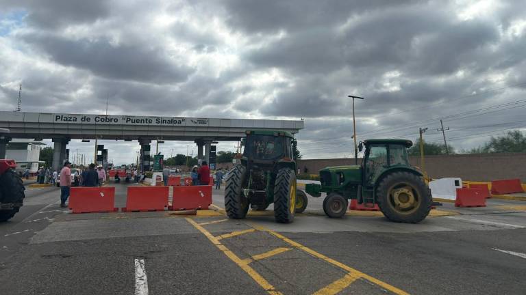 Campesinos bloquean el paso en la caseta Cuatro Caminos, en Guasave.