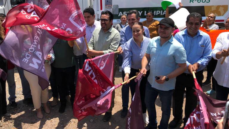 Gobierno de Culiacán entrega dos camiones recolectores en Quilá
