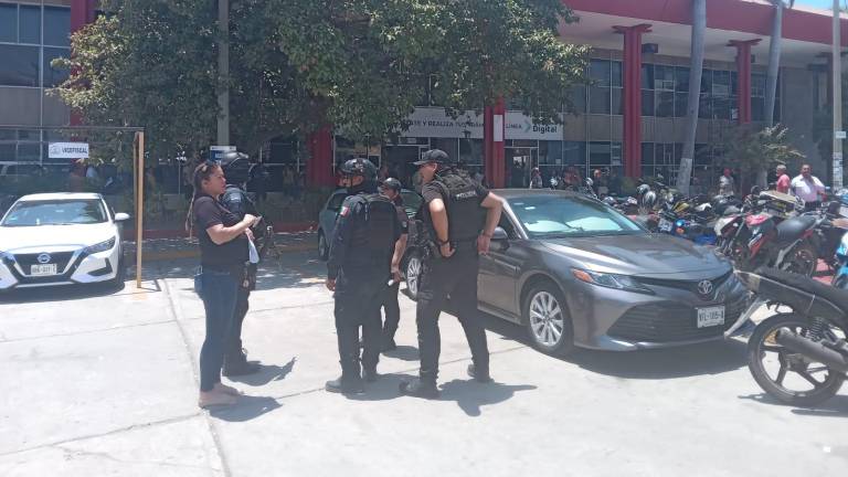 Elementos de la Policía Municipal se encuentran afuera de la Unidad Administrativa para brindar seguridad en las elecciones del STSE.