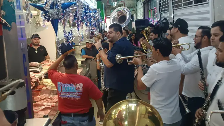 Max Peraza le canta a la Virgen de Guadalupe.