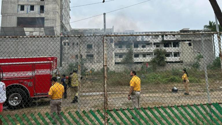 Elementos de Bomberos Mazatlán acudieron al hotel abandonado de la Avenida del Mar para sofocar el incendio registrado en el tercer piso del inmueble.