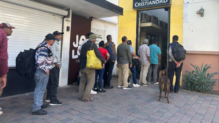 Recientemente, la organización logró la donación y entrega de 500 pares de tenis para quienes pernoctan en parques o entradas de hospitales.