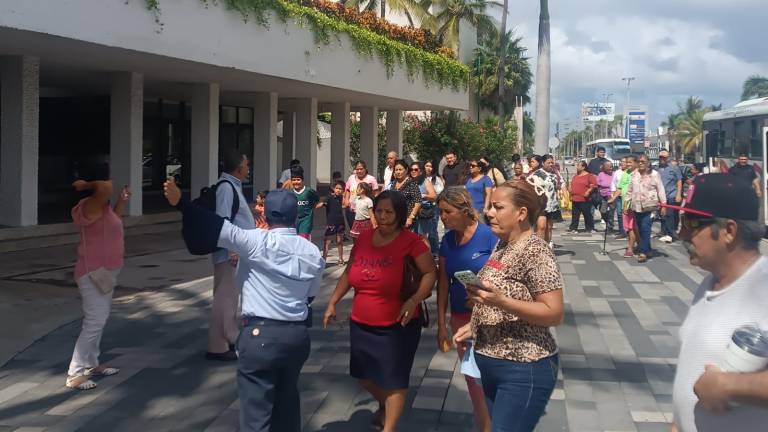 Grupos de la zona urbana y rural acudieron desde temprano a la Zona Dorada para respaldar a los diputados.