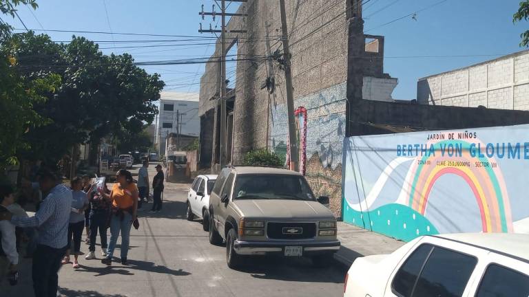 La comunidad del Jardín de Niños Bertha Von Gloumer pide derribar el antiguo edificio de la tienda del Issste en Mazatlán, por el riesgo que representa para menores.