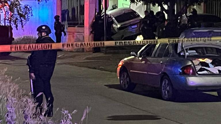 Dos personas resultaron heridas tras el impacto de un vehículo involucrado en una persecución armada contra una vivienda en Villa del Prado.