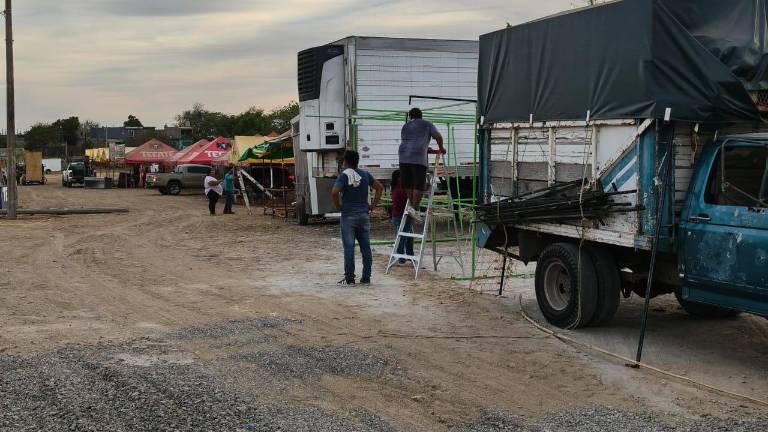 A dos días de la inauguración de la feria, los trabajos de instalación se observan lentos.