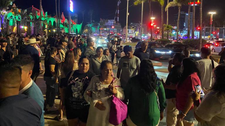Miles de personas disfrutan la noche del pasado viernes santo caminando por el Malecón de Mazatlán.