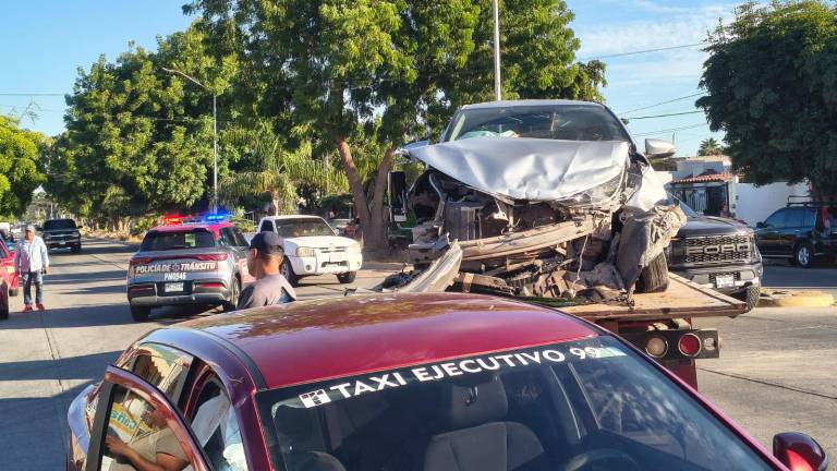 Accidente en Álamos Country dejó dos lesionados y daños en una vivienda tras fuerte impacto.