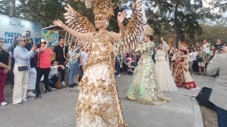 Comparsas y piezas de carros alegóricos se exhibieron en el Parque Central como parte de “Recordando el Carnaval”, un evento en el que también participó la corte real del Carnaval de Mazatlán 2026.