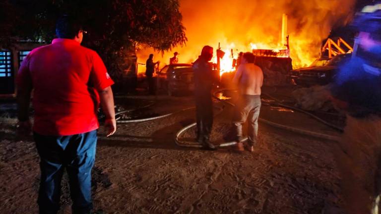 Uno de los incendios registrados en la Noche Buena en Mazatlán.