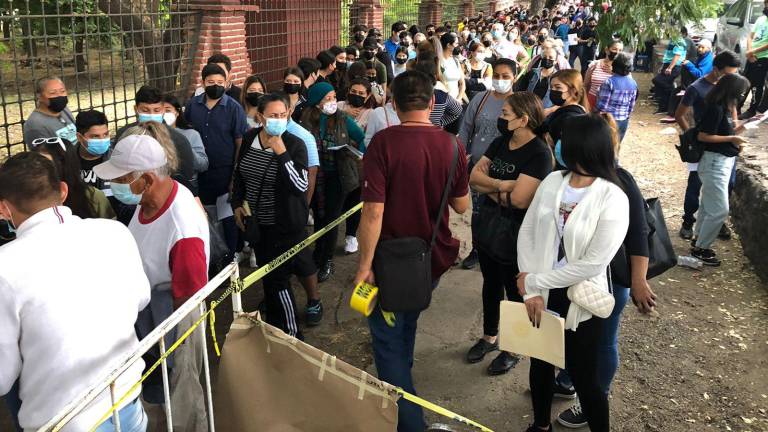 Madrugan adolescentes a la Novena Zona Militar de Culiacán para recibir la vacuna contra el Covid; persisten largas filas