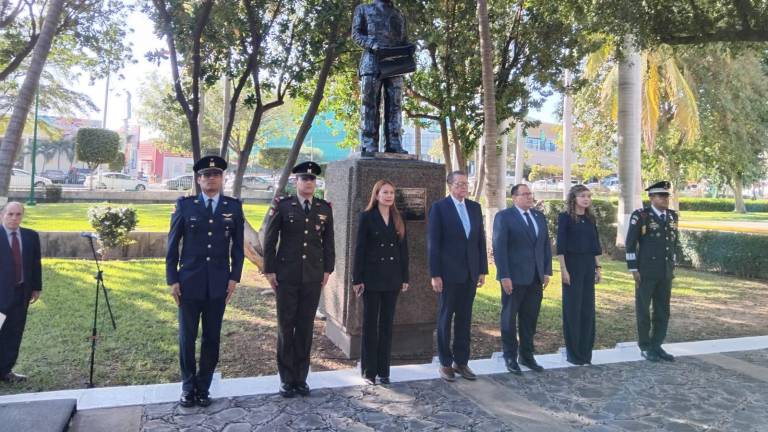 Autoridades del Gobierno de Sinaloa, junto con autoridades civiles y militares, participan en la conmemoración de la Expropiación Petrolera.