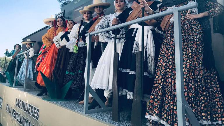 Honran a las mujeres sinaloenses de la Revolución, en el desfile de la CDMX