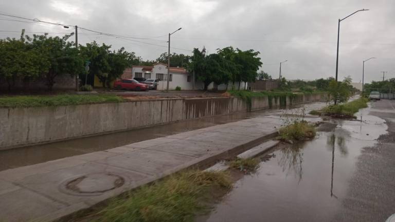 Durante las lluvias de la noche del jueves en Culiacán, una persona desapareció tras ser arrastrada junto a su vehículo al canal de Chulavista.