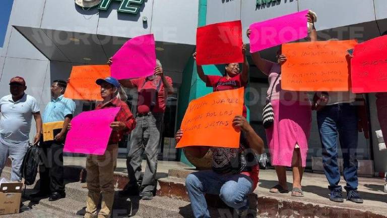 Vecinos de Villa Juárez se manifiestan en CFE Culiacán por presuntos cobros excesivos de luz.