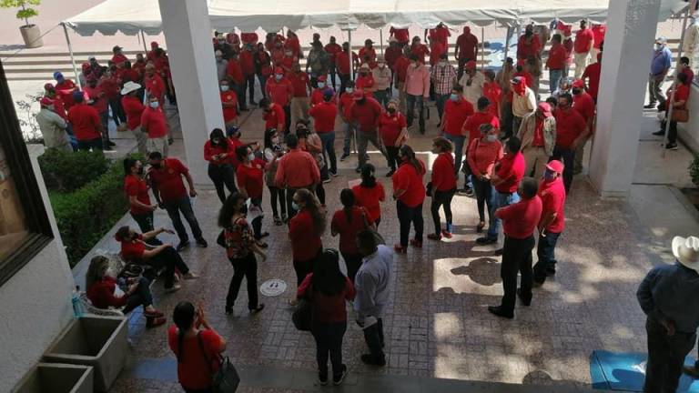Trabajadores del Ayuntamiento de Guasave que pertenecen al Stasag, reclaman los pagos pendientes.