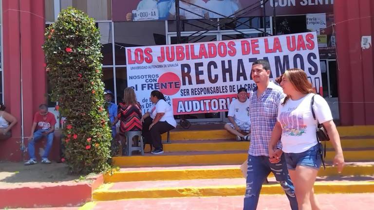 La protesta se realizó afuera de la Unidad Administrativa del Gobierno del Estado.