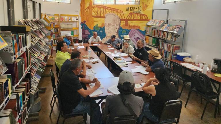 Un grupo de adultos integran el Club Lectura bajo el Kiosco, que se reúne cada viernes, en la Plazuela Obregón de Culiacán.