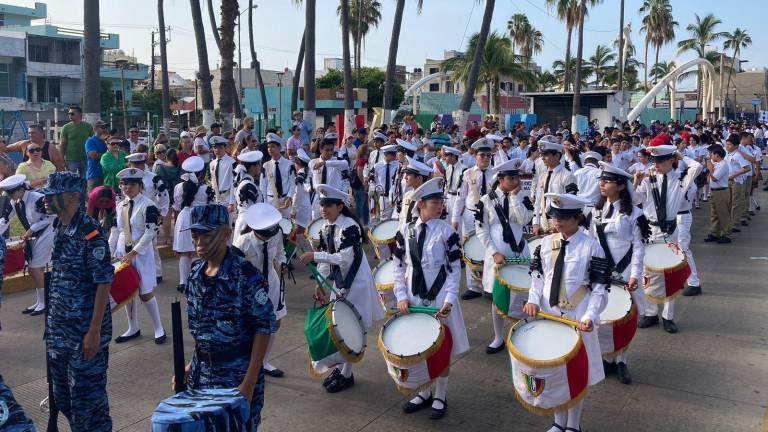 Alumnos de diversas escuelas participaron este sábado en Mazatlán en el desfile por el 213 aniversario de la Independencia de México.
