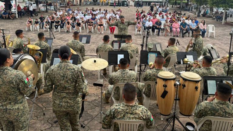 La Banda de la III Región Militar hace vibrar a Rosario con música y tradición.