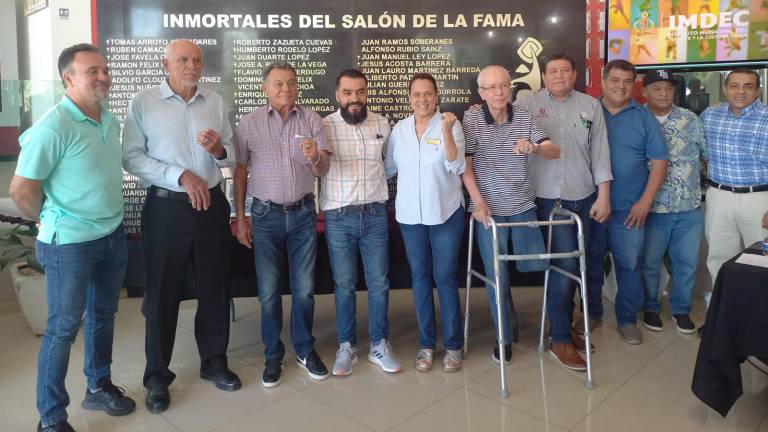 José Alberto Beltrán Figueroa, director del Imdec, con los homenajeados y los miembros del comité del Salón de la Fama.