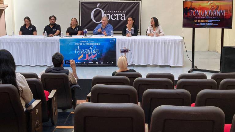 Raúl Rico González, titular del Instituto de Cultura, Monica Armas, Rodirgo Caravantes y Patricia Perez, de Escena 77 Producciones, y Mary Murillo y Abril Márquez, anuncian la Temporada.