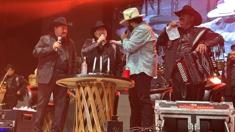 El Fantasma y Los Huracanes del Norte unen su talento en el escenario de la Arena CDMX durante el exitoso tour Rancheando en la Ciudad.