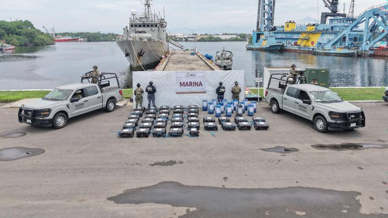 La Marina aseguró 1.14 toneladas de presunta cocaína y detuvo a tres tripulantes frente a Chiapas.
