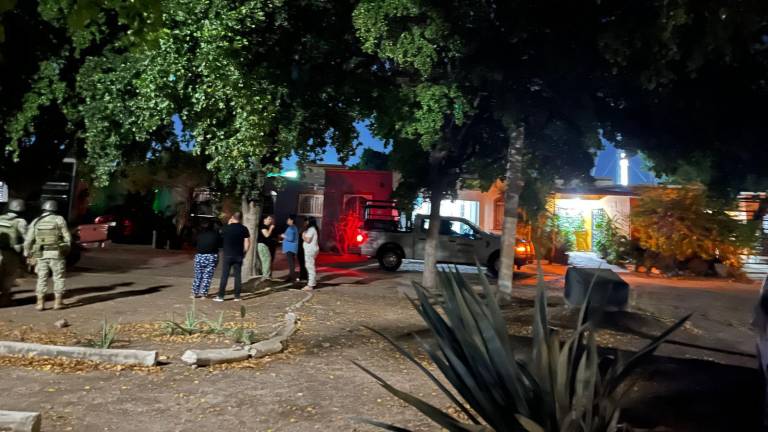 La agresión ocurrió cuando un grupo de civiles armados con rifles de asalto ingresó de manera violenta al domicilio ubicado en la calle Manantial de Topo Chico.
