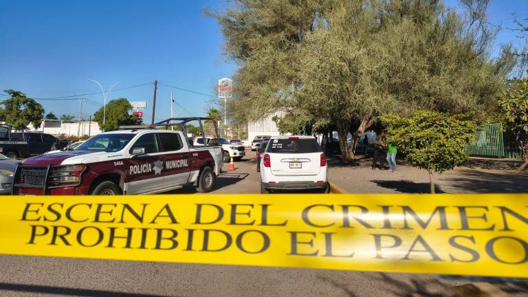 En el estacionamiento del Hospital IMSS Bienestar de Los Mochis fue hallada una mujer sin vida dentro de un automóvil.