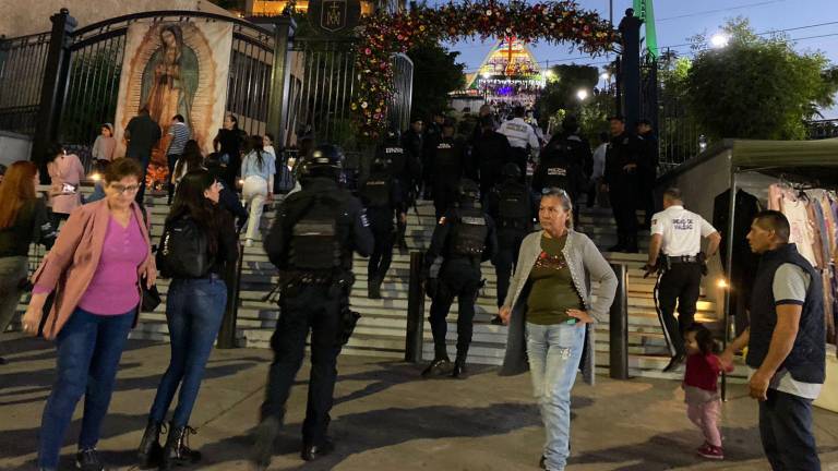 El operativo incluye un punto de reunión con personal de Protección Civil y Cruz Roja que está instalado en la entrada a la iglesia.