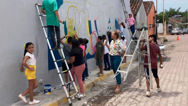Niños y niñas Exploradores de Sinaloa participan en la creación del mural.
