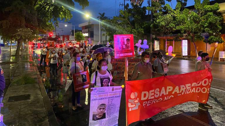 Con llovizna ocasionada por el paso del fenómeno Nora, las luces de la marcha se pudieron observar en el contingente de alrededor de 150 personas que avanzó por la avenida Álvaro Obregón en sentido al norte
