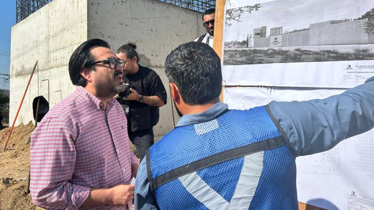 El Alcalde de Culiacán Juan de Dios Gámez Mendívil supervisa los trabajos de construcción de la planta potabilizadora, al norte de la ciudad.