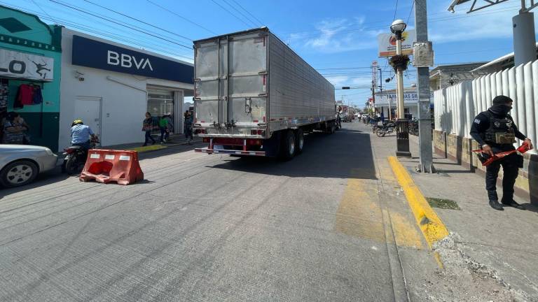 Un hombre de la tercera edad falleció en Escuinapa después de ser atropellado por un tráiler.
