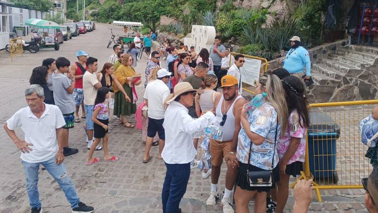 Decenas de visitantes aprovecharon la falta de sol para recorrer los escalones y llegar hasta la cima del faro.