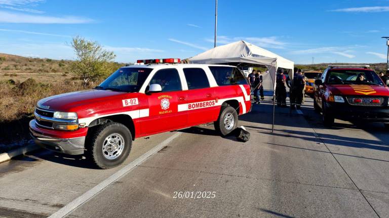 Bomberos activaron protocolos para sofocar el incendio y controlar la contingencia.