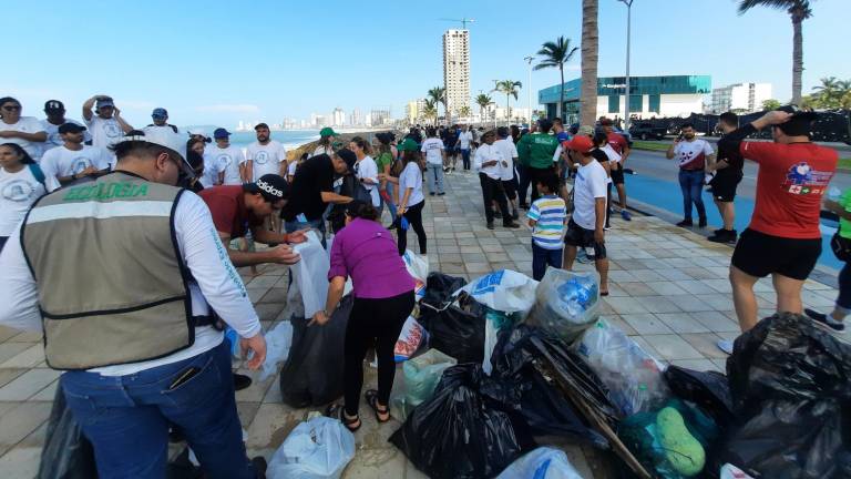 Se suman voluntarios a limpieza masiva de playas en Mazatlán