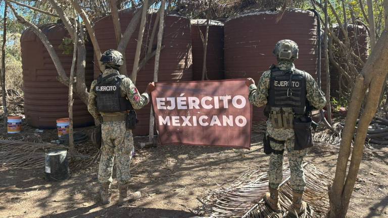 Un total de 40 contenedores con hidrocarburo fueron localizados ocultos entre la maleza en el poblado de Palmillas.