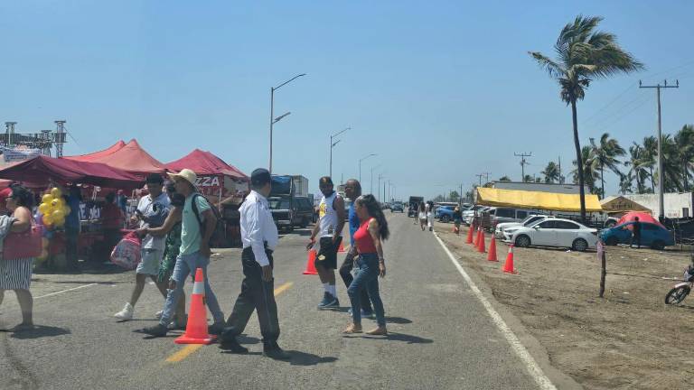 Transitos resguardan las vialidades y accesos a la playa.