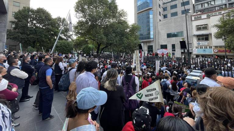 Trabajadores sindicalizados de Telmex al inicio de la huelga.