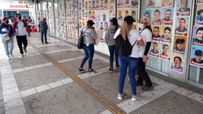 Sabuesos Guerreras pega rostros de desaparecidos en centro de Culiacán; ‘esto es activismo puro’, recalcan