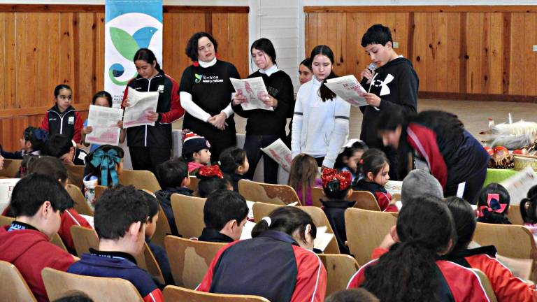 Alumnos comentaron el periódico ‘Alas de Papel’.